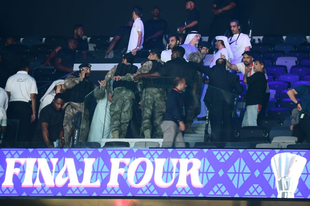 Euroleague: Ένταση μεταξύ των οπαδών του Ολυμπιακού και του Παναθηναϊκού στην «Etihad Arena» (pics)