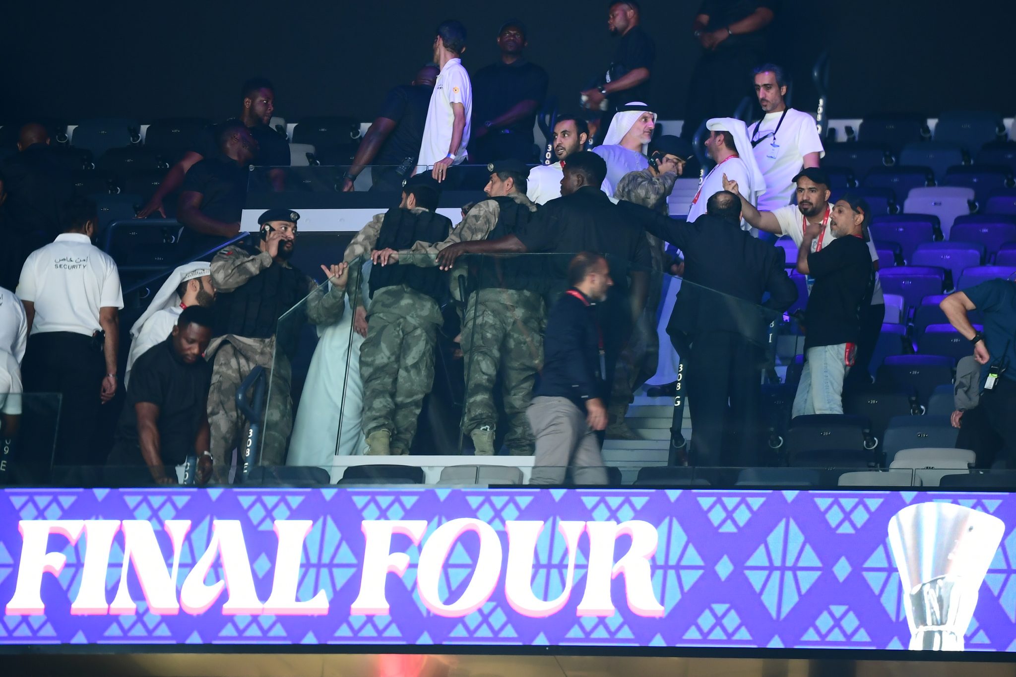 Euroleague: Ένταση μεταξύ των οπαδών του Ολυμπιακού και του Παναθηναϊκού στην «Etihad Arena» (pics)