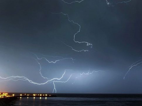 Νέο έκτακτο δελτίο καιρού από την ΕΜΥ: Σε ποιες περιοχές θα σημειωθούν καταιγίδες τις επόμενες ώρες