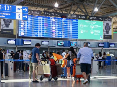 Άφησαν εκτός πτήσης μετά το check in γυναίκα με σκλήρυνση κατά πλάκας και το παιδί της