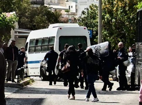 Επίθεση στη Νομική: Ποινική δίωξη για ένα κακούργημα και οκτώ πλημμελήματα στους έξι συλληφθέντες