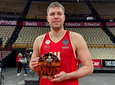 Παρέλαβε το πρώτο βραβείο του MVP των playoffs ο Βεζένκοφ (pic)