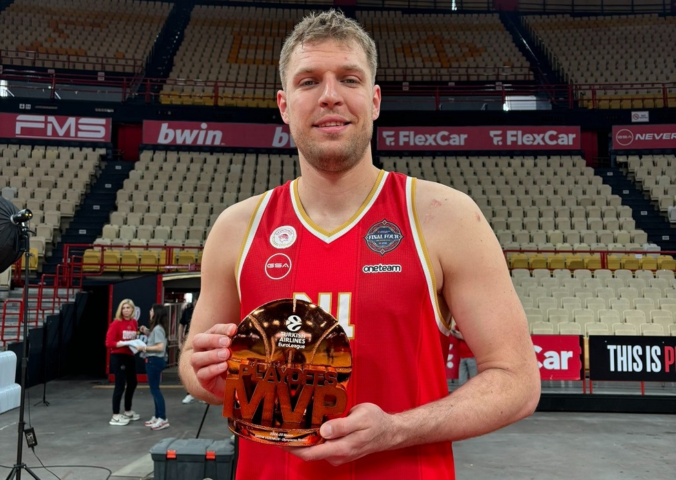 Παρέλαβε το πρώτο βραβείο του MVP των playoffs ο Βεζένκοφ (pic)
