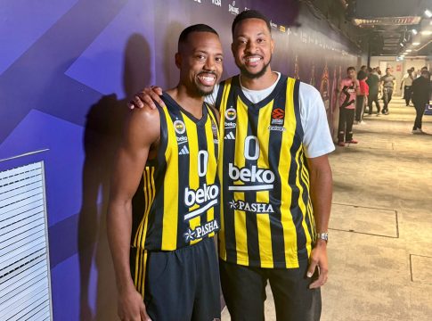 Euroleague: Οι ξέφρενοι πανηγυρισμοί του Σι Τζέι Μακκόλουμ με την φανέλα της Φενέρμπαχτσε για την μεγάλη εμφάνιση του αδερφού του (vids)