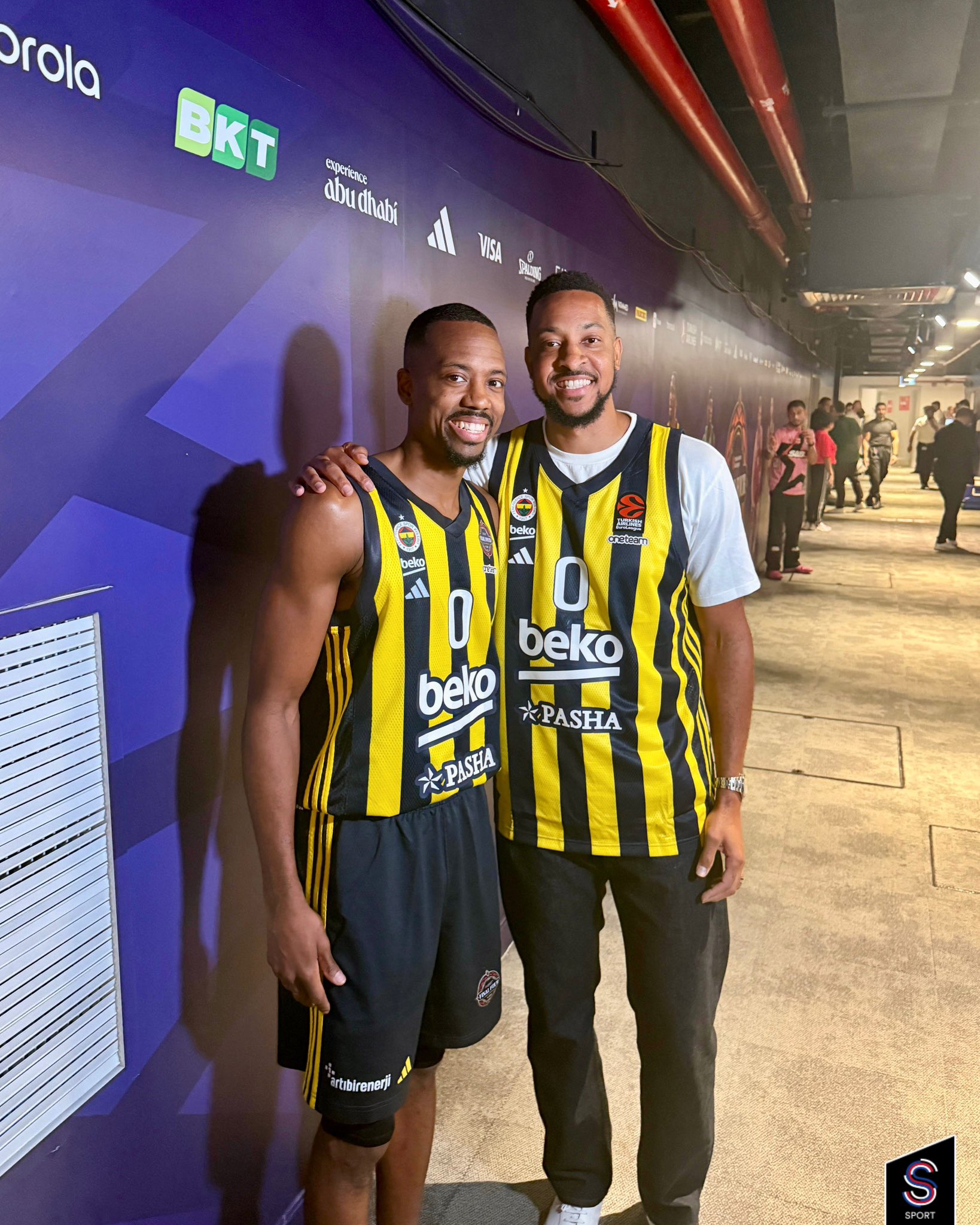 Euroleague: Οι ξέφρενοι πανηγυρισμοί του Σι Τζέι Μακκόλουμ με την φανέλα της Φενέρμπαχτσε για την μεγάλη εμφάνιση του αδερφού του (vids)