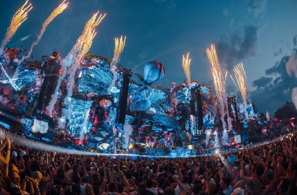 Tomorrowland 2025: Τέσσερις μέρες θα κάνεις glo up στο μεγαλύτερο dancefloor του πλανήτη