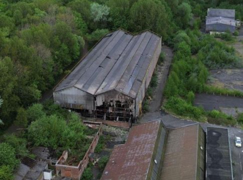 Δεκατέσσερα παιδιά ύποπτα για ανθρωποκτονία σε παλιό εργοστάσιο στο Ηνωμένο Βασίλειο