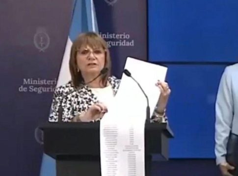Παγκόσμιο Κύπελλο Συλλόγων: Η Υπουργός Εθνικής Ασφαλείας της Αργεντινής έδωσε τη «μαύρη λίστα» με 15.000 χούλιγκανς σε… πάπυρο