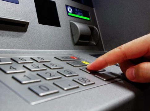 Έρχεται το τέλος στη φυσική κάρτα για την ανάληψη μετρητών στα ΑΤΜ – Ανέπαφες συναλλαγές με το κινητό
