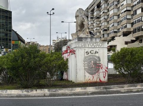 Μπενφίκα: Οπαδοί της ομάδας βανδάλισαν το άγαλμα της Σπόρτινγκ (pics)