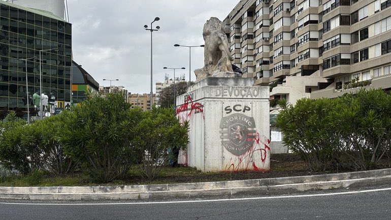 Μπενφίκα: Οπαδοί της ομάδας βανδάλισαν το άγαλμα της Σπόρτινγκ (pics)