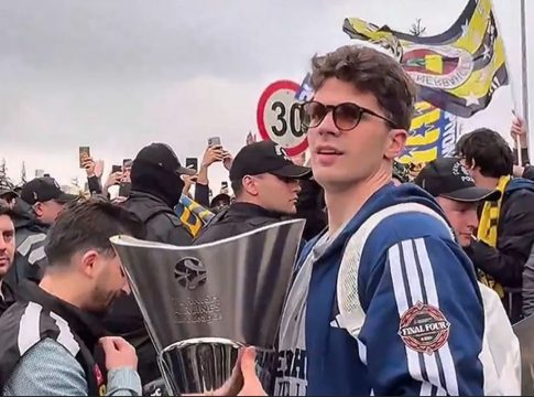 Φενέρμπαχτσε: Επέστρεψε στην Κωνσταντινούπολη και γνώρισε την αποθέωση