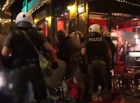 Εξάρχεια: «Έρχεται η Αστυνομία και μας διαλύει το κατάστημα» – Εισβολή ΜΑΤ και ΔΕΛΤΑ σε μαγαζιά