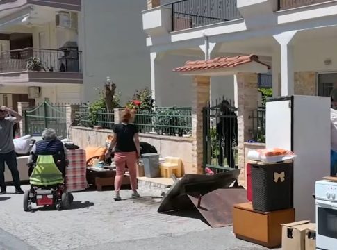 Χαλκιδική: Επέστρεψε ο εφιάλτης της έξωσης για ζευγάρι ηλικιωμένων – Τους πέταξαν έξω τα πράγματά τους