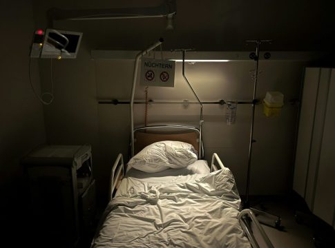 Σοκ στην Κρήτη: Σκότωσε την καρκινοπαθή γυναίκα του μέσα στο νοσοκομείο και μετά αυτοπυροβολήθηκε