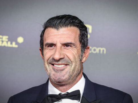 Φίλοι της Μπαρτσελόνα αποκάλεσαν προδότη τον Φίγκο και εκείνος τους έδειξε τα γεννητικά του όργανα (vid)