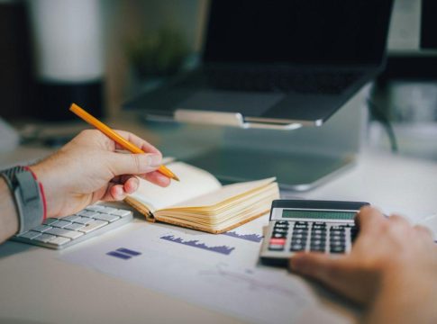 Η φορολογική επιβάρυνση των ελληνικών νοικοκυριών – Στα 1.000 ευρώ μισθό τα 258 πηγαίνουν στο κράτος