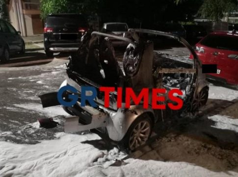 Κάηκε ολοσχερώς αυτοκίνητο στη Θεσσαλονίκη – Ζημιές σε άλλα δύο