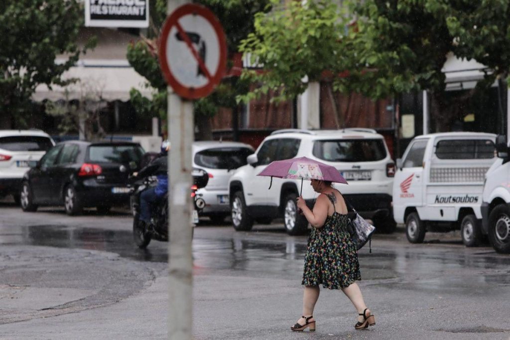 Καιρός: Φθινοπωρινό σκηνικό με βροχές και αφρικανική σκόνη – Πού θα είναι έντονα τα φαινόμενα