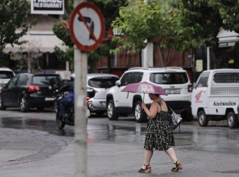 Καιρός: Φθινοπωρινό σκηνικό με βροχές και αφρικανική σκόνη – Πού θα είναι έντονα τα φαινόμενα
