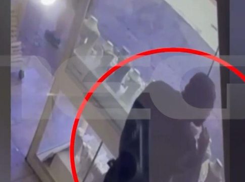 Βίντεο ντοκουμέντο από τη στιγμή που τουρίστας αρπάζει κόσμημα αξίας 6.000 ευρώ από τη βιτρίνα