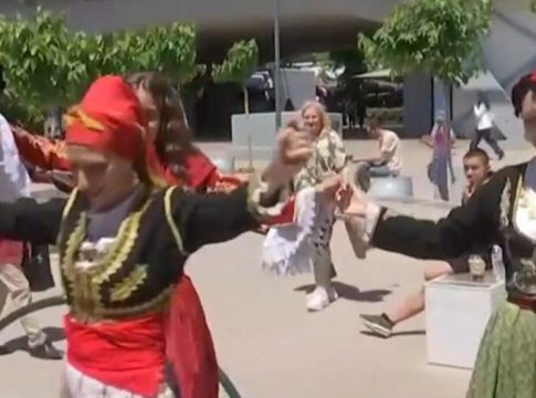 ΟΦΗ: Κρητικό γλέντι στο Μαρούσι με χορούς και μαντινάδες (vid)