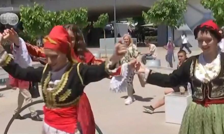 ΟΦΗ: Κρητικό γλέντι στο Μαρούσι με χορούς και μαντινάδες (vid)