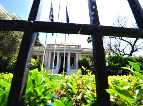 Τέμπη: Damage control από Μαξίμου για Καραμανλή – Αναπόφευκτο πολιτικό κόστος, θολά σημεία στην κυβερνητική γραμμή