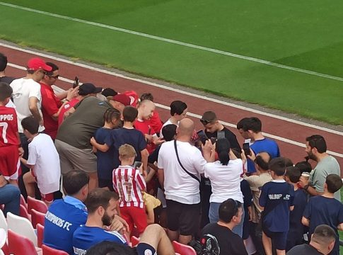 Χαμός για Μουζακίτη στο Ρέντη: Του την… έπεσαν για μία φωτογραφία! (pics+vid)