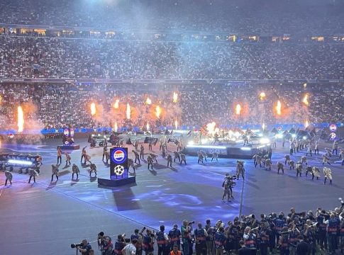 Φαντασμαγορική έναρξη στον τελικό με τους Linkin Park στη σκηνή! (vid)