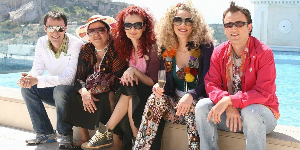 Reunion με απώλειες: Οι 7 ηθοποιοί του «Παρά 5» που έχουν φύγει απ’ τη ζωή 19 χρόνια μετά την πρεμιέρα της σειράς του Mega