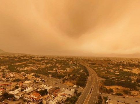 Κρήτη: «Βάφτηκε» πορτοκαλί ο ουρανός του Ηρακλείου από τη σκόνη – Δείτε βίντεο από drone