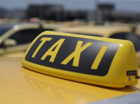 Ταξί: Τι θα προβλέπει η συμφωνία σχετικά με την επιβίβαση και αποβίβαση στις λεωφορειολωρίδες