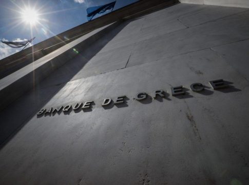 Τράπεζα της Ελλάδος: Αύξηση της απασχόλησης αλλά με ηπιότερες μισθολογικές αυξήσεις το 2025