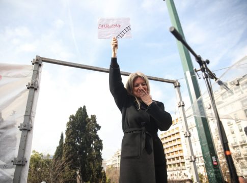 Ταυτοποιήθηκε ο δικαστικός που είπε στη Μαρία Καρυστιανού να «προσέχει»
