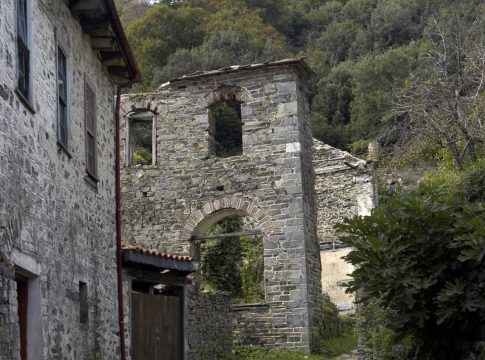 «Εκτός Αγίου Όρους τα κτίρια θα χαρακτηρίζονταν κίτρινα» – Τι έδειξαν οι τεχνικοί έλεγχοι μετά τον σεισμό