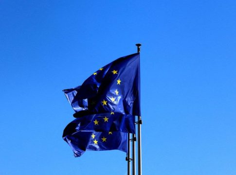 Γερμανία: Η Ευρωπαϊκή Επιτροπή ανέθετε σε ΜΚΟ δράσεις εναντίον εταιριών
