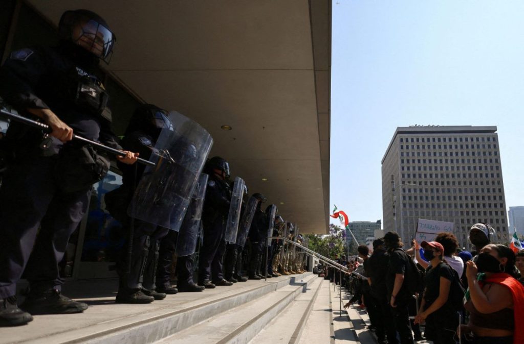 Ταραχές στο Λος Άντζελες: Πλήττουν ή μήπως ενισχύουν τον Τραμπ; Τι δείχνει η ιστορία