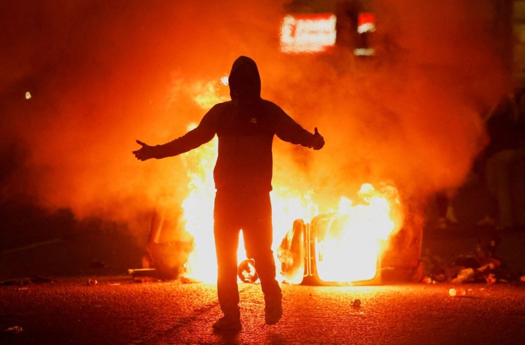 Η Βόρεια Ιρλανδία στις φλόγες: Τι πυροδότησε τις αντι-μεταναστευτικές εξεγέρσεις