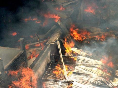 Απίστευτο βίντεο από την τραγωδία στην Ινδία – Ο μοναδικός επιζών «σηκώθηκε και περπάτησε» από τα συντρίμμια