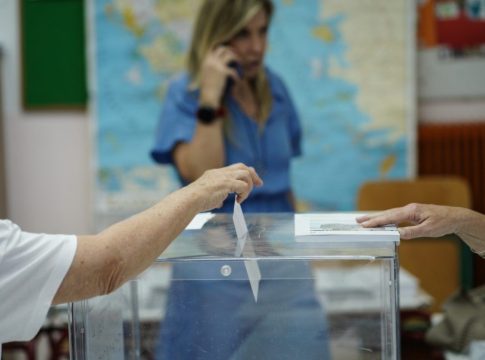 Politico: Οι Έλληνες δεν έχουν τι να ψηφίσουν – Αδύναμη η αντιπολίτευση, αντιπαθής η ΝΔ