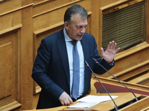 Βρούτσης: «Το πρωτάθλημα τελειώνει στο γραφείο μου»