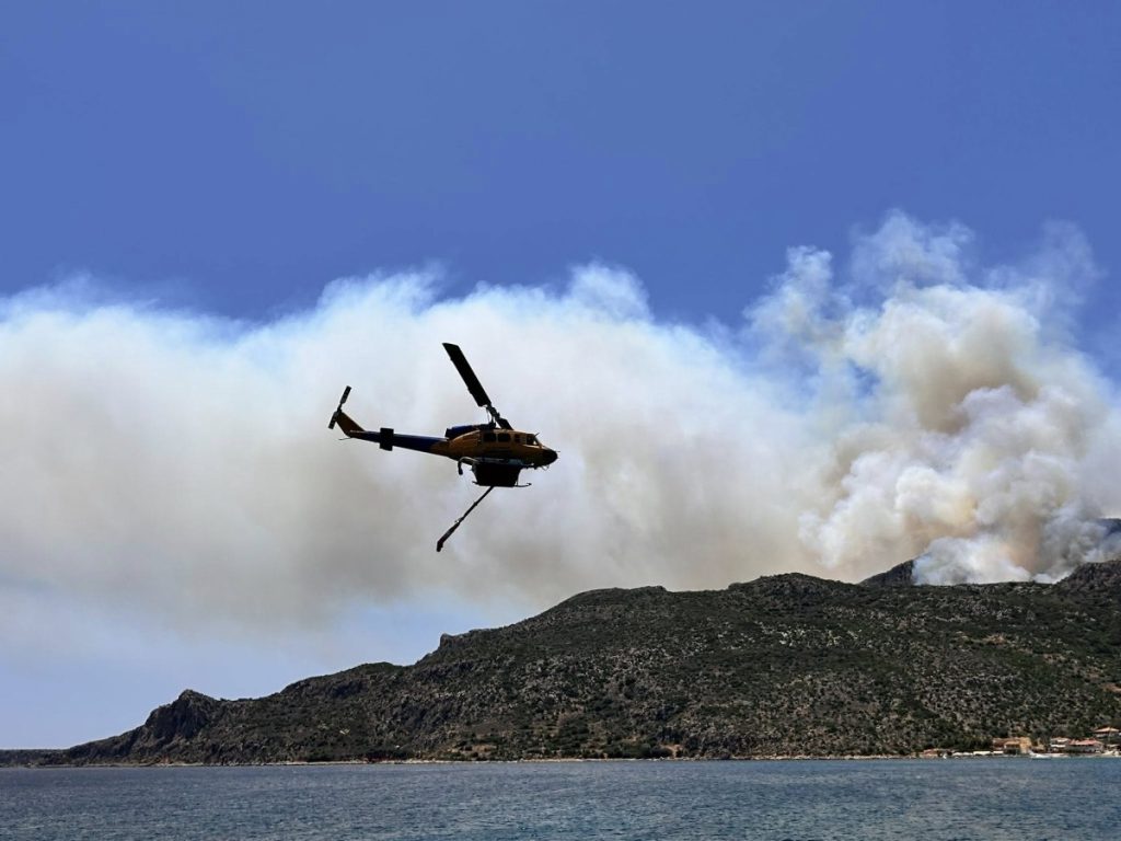 Μεγάλη φωτιά στη Λακωνία – Εκκενώνονται τα χωριά Καραβοστάσι και Πλύτρα