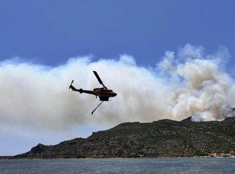 Μεγάλη φωτιά στη Λακωνία – Εκκενώνονται τα χωριά Καραβοστάσι και Πλύτρα