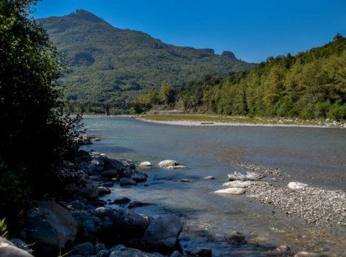 Άρτα: Δύο ανήλικοι ανασύρθηκαν χωρίς τις αισθήσεις τους από τον ποταμό Άραχθο