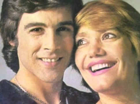 Αδημοσίευτη φώτο του 1973: Βοσκόπουλος – Μαρινέλλα με ίδιο πουκάμισο & ίδιο… κούρεμα, αγκαλιά