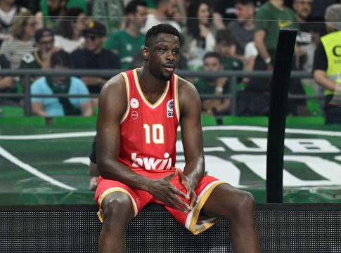 Σοκ με τον Φαλ: Αποχώρησε τραυματίας στο 5΄- Ζεστό χειροκρότημα από την κερκίδα