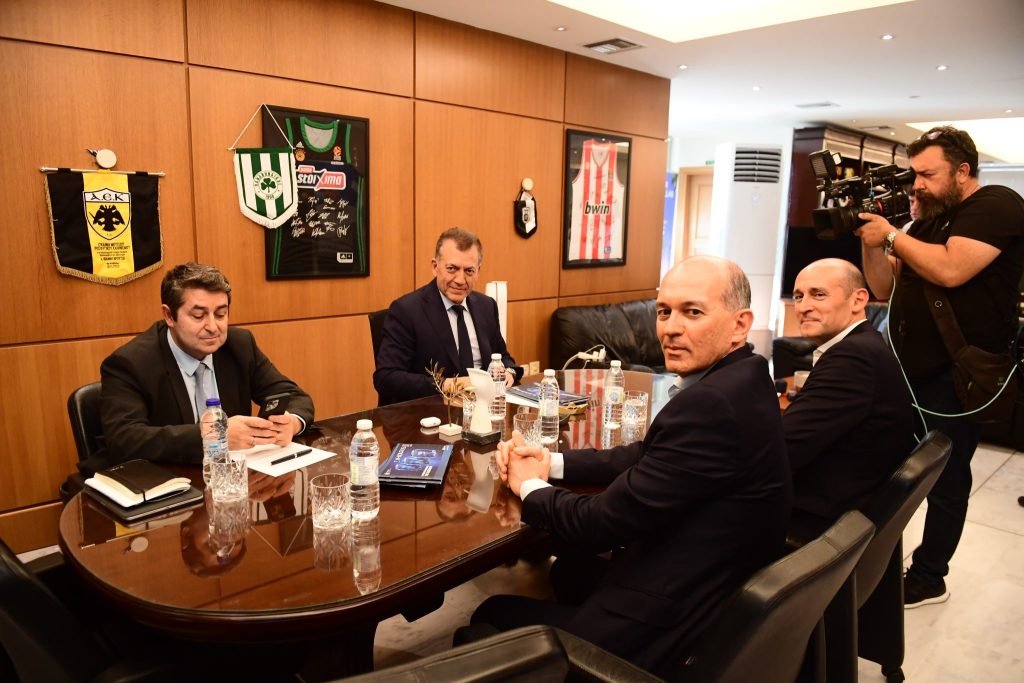 Δύο ώρες κράτησε η συνάντηση του Βρούτση με τους Αγγελόπουλους (vid)