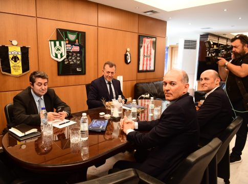 Συμπληρώνουν δύο ώρες στη συνάντηση Βρούτση-Αγγελόπουλων (vid)