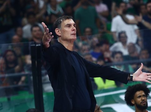 Διάλογος του Μπαρτζώκα με οπαδούς του Παναθηναϊκού έξω από τη φυσούνα (vid)